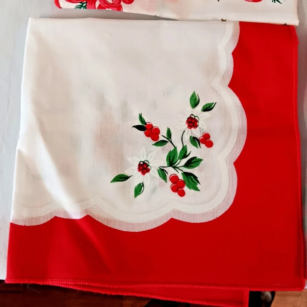 Vintage Christmas Cloth Napkins Set of 4 Holly Poinsettia Red‎ Bows